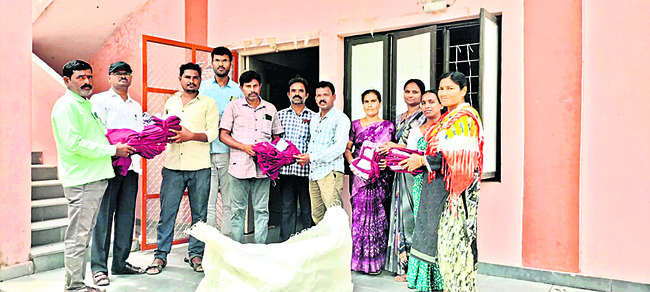 పూర్తిస్థాయిలో అందని దుస్తులు, నోట్బుక్స్2