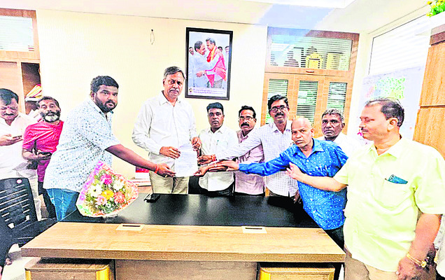 పూర్తిస్థాయిలో అందని దుస్తులు, నోట్బుక్స్5