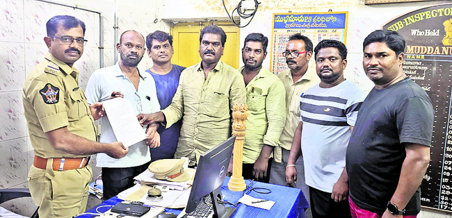 పత్రికా స్వేచ్ఛకు సంకెళ్లా..?1