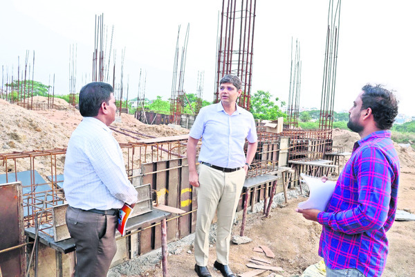 ఇందిరా మహిళా శక్తి భవన నిర్మాణ పనులు వేగవంతం చేయాలి
1