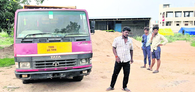 యథేచ్ఛగా ఇసుక దందా 1