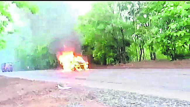 నడుస్తున్న కారు దగ్ధం1