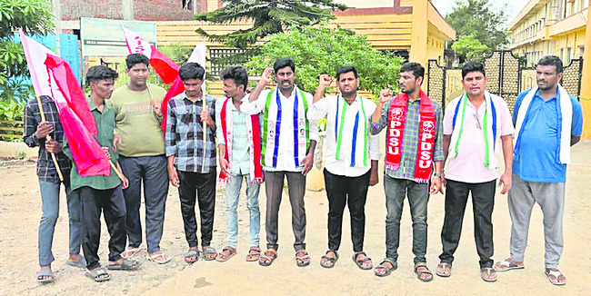 భక్తులతో పోటెత్తిన కార్తికేయుని ఆలయం 2