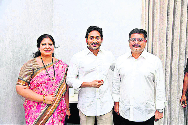 వైఎస్ జగన్ను కలిసిన నాయకులు 1