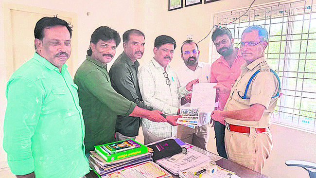 దాడులు చేసిన వారిని అరెస్ట్ చేయండి1