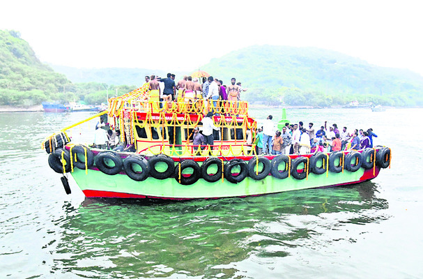 నయన మనోహరం.. వెంకన్న నౌకా విహారం 1