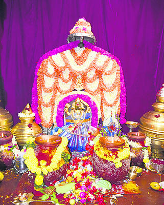 పైడితల్లికి పుష్పార్చన1