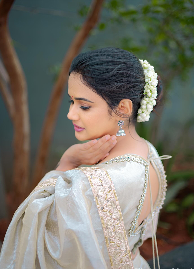 Bigg Boss Fame Ariyana Glory New Look Photos17