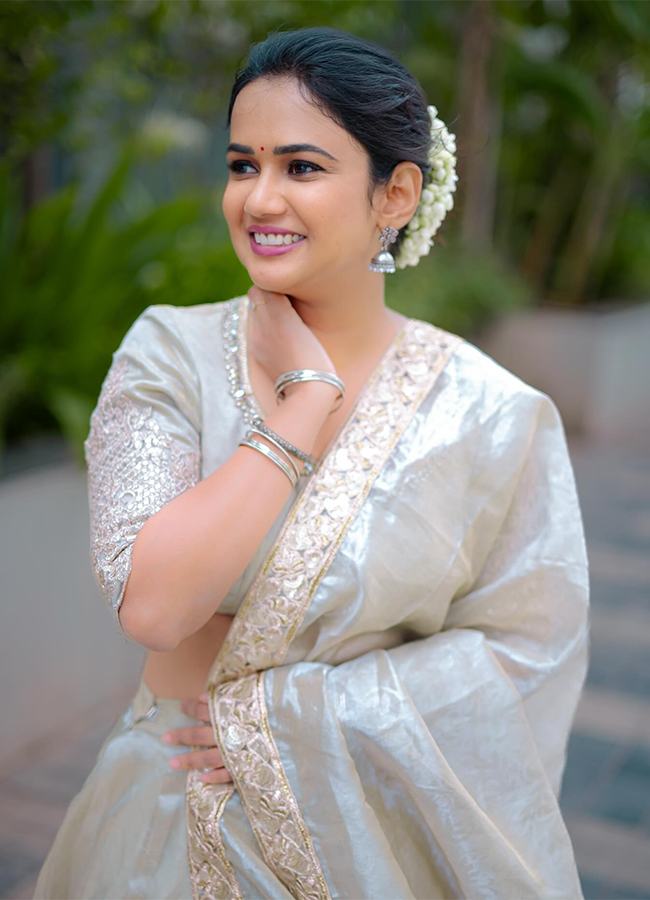 Bigg Boss Fame Ariyana Glory New Look Photos2