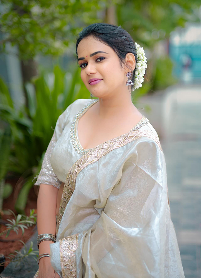 Bigg Boss Fame Ariyana Glory New Look Photos3
