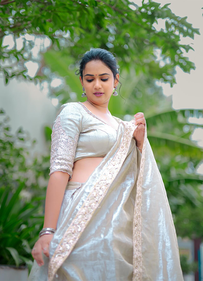 Bigg Boss Fame Ariyana Glory New Look Photos4