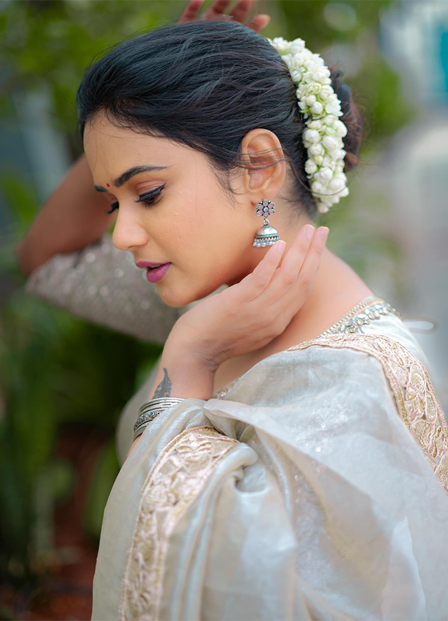 Bigg Boss Fame Ariyana Glory New Look Photos6