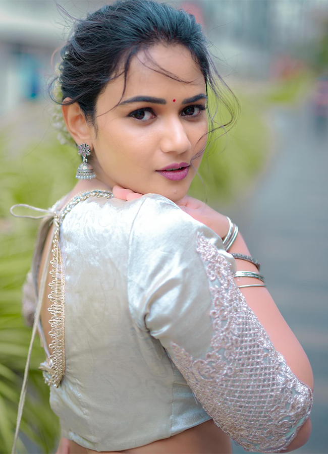 Bigg Boss Fame Ariyana Glory New Look Photos8