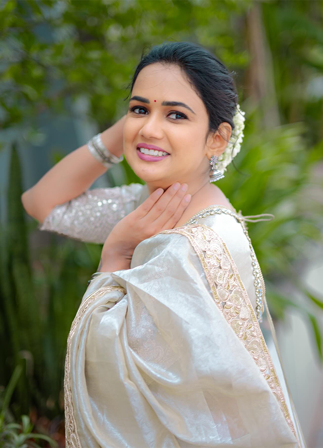 Bigg Boss Fame Ariyana Glory New Look Photos9