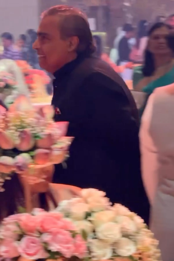 Mukesh Ambani family enjoys at friends wedding Photos 12
