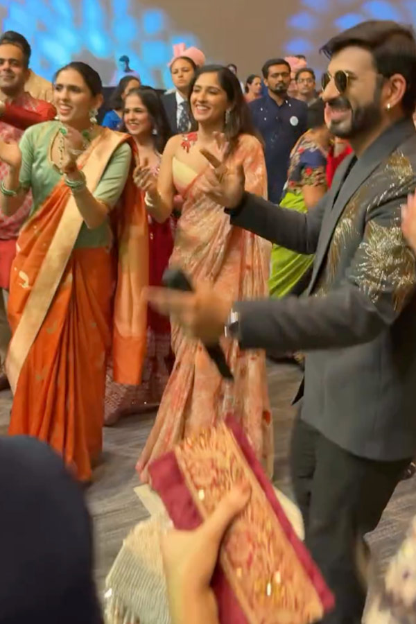 Mukesh Ambani family enjoys at friends wedding Photos 8