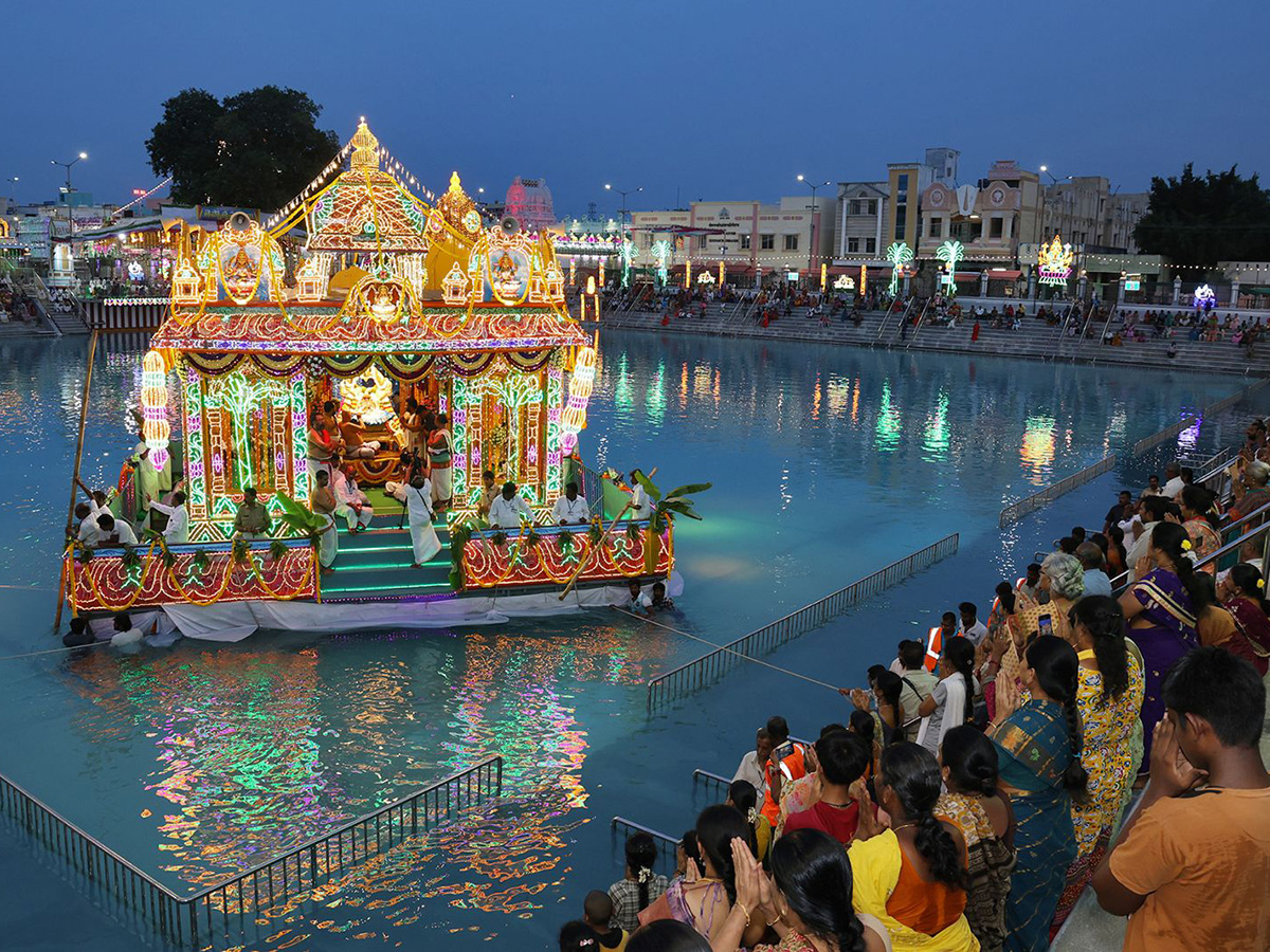 Sri Padmavathi Ammavari Teppotsavam Tiruchanur Photos3