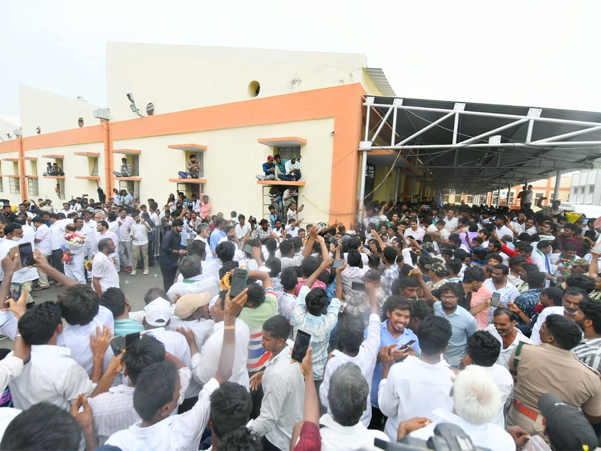 YS Jagan Visit Tobacco Farmers at Podili Prakasam District Photos2