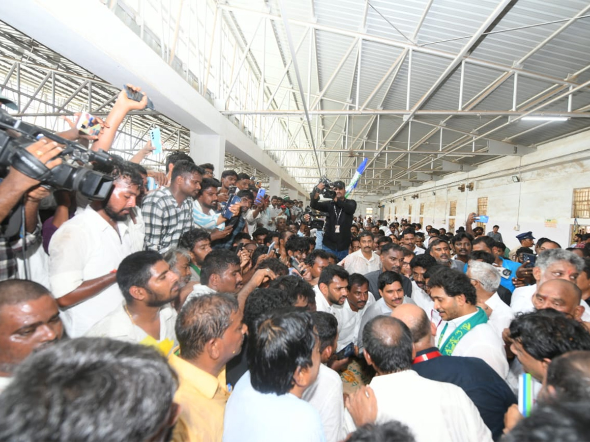 YS Jagan Visit Tobacco Farmers at Podili Prakasam District Photos3