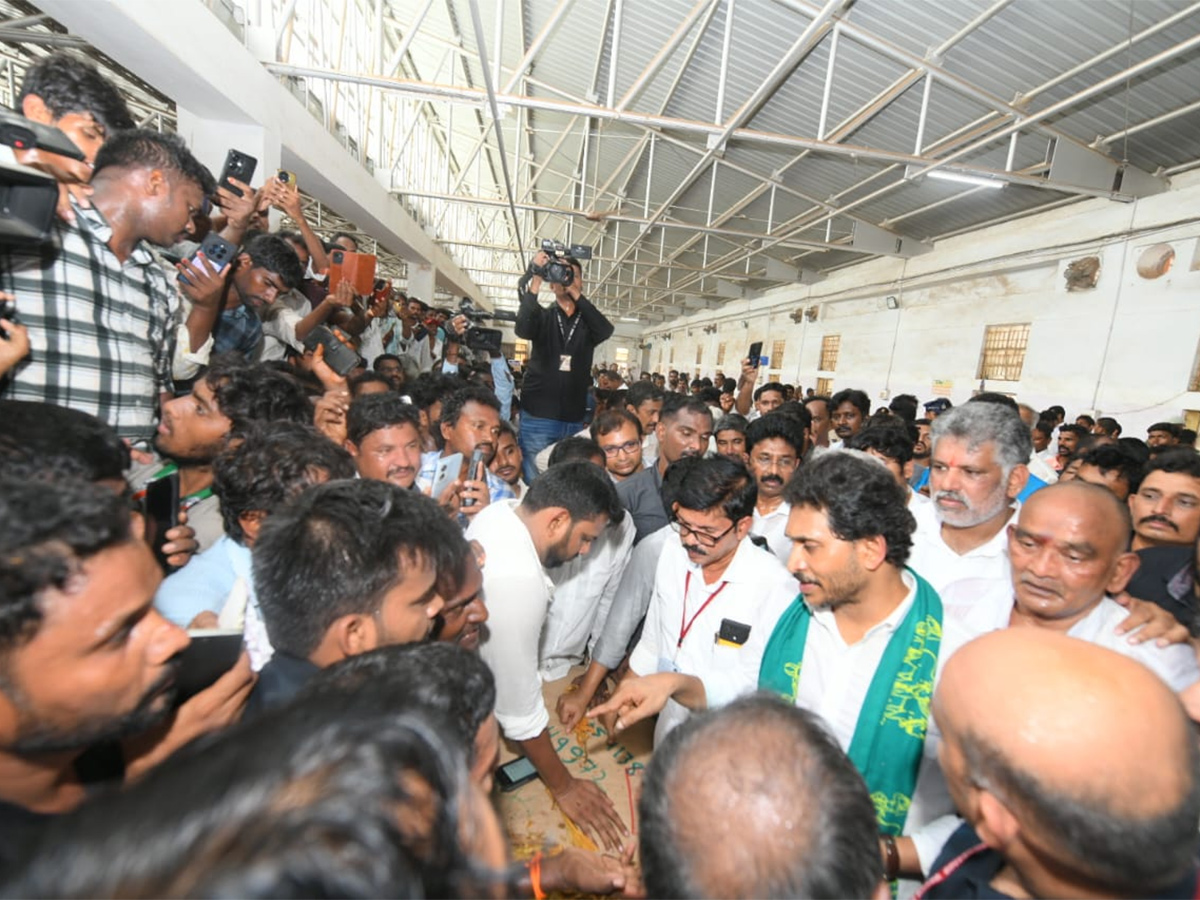 YS Jagan Visit Tobacco Farmers at Podili Prakasam District Photos6