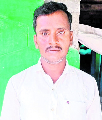 ఫీజులను భరించలేకున్నాం
1