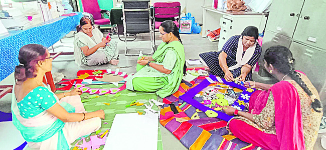 బడులను బతికించారు1