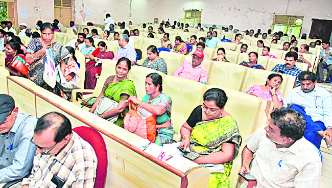 750 మంది ఎస్జీటీలకు స్థాన చలనం 1