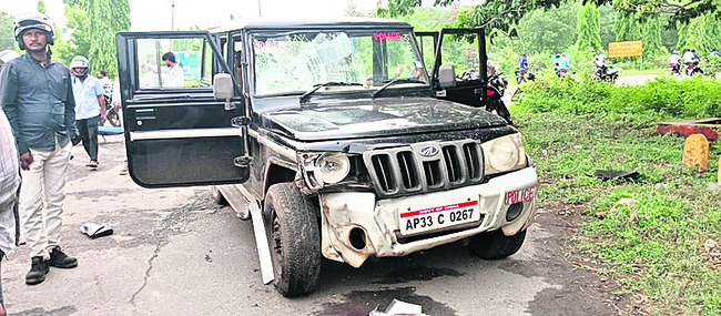 ఉక్కు ఉద్యోగులను ఢీకొట్టిన సీఐఎస్ఎఫ్ వాహనం 1