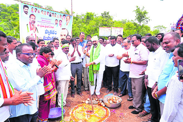కుక్కల దాడిలో గొర్రెలు మృతి 1