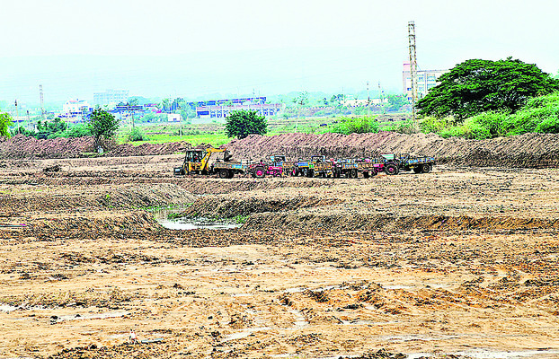 చెరువును చెరబట్టారు! 1