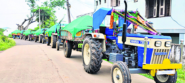 ఇసుక ట్రాక్టర్ల పట్టివేత 1