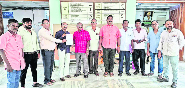 ఆర్టీసీ ఉద్యోగులలో ఆందోళన తొలగించాలి1