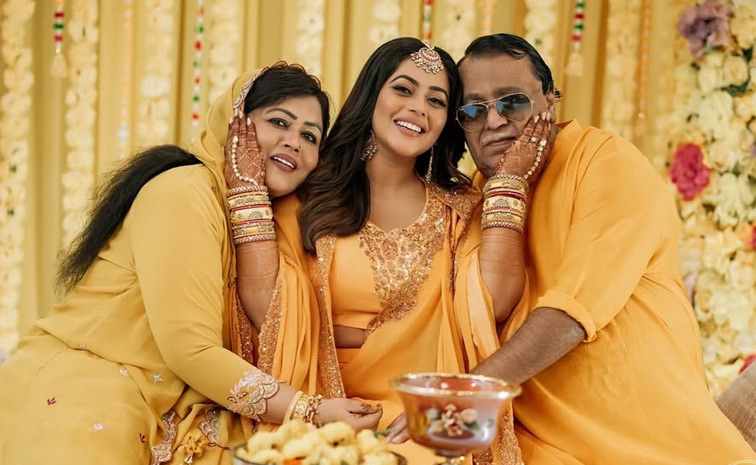 Actress poorna emotional post on wedding Anniversary Day Photos5