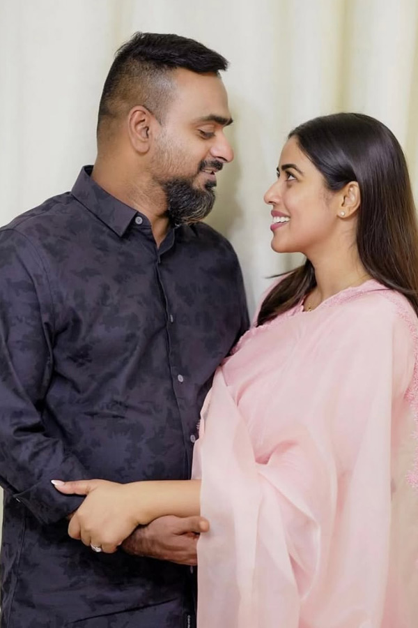 Actress poorna emotional post on wedding Anniversary Day Photos11