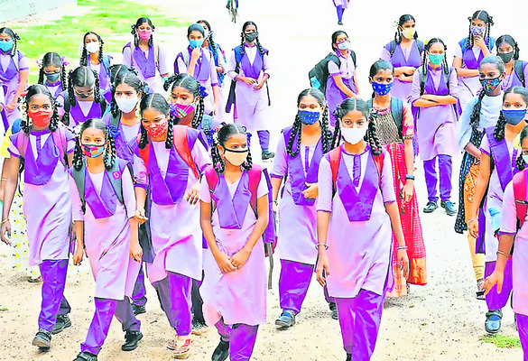 నిన్నటి దాకా ఆట పాటల్లో మునిగి తేలిన విద్యార్థులు నేటి 1