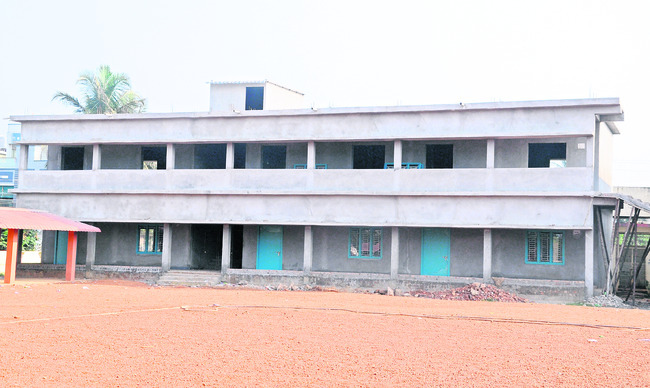 విద్యార్థులకు సమస్యల స్వాగతం 1