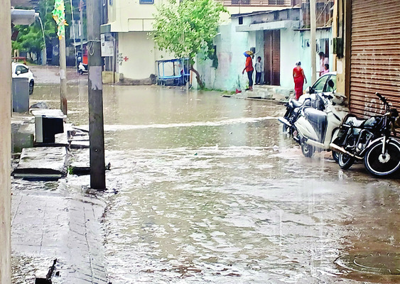 ఎడతెగని వానలు.. కష్టాల్లో ప్రజలు 1