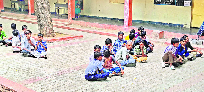 మద్యం వ్యాన్‌ బోల్తా..
3