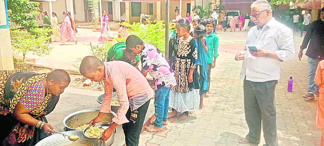 మద్యం వ్యాన్‌ బోల్తా..
2