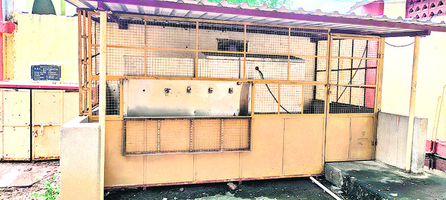 మద్యం వ్యాన్‌ బోల్తా..
5