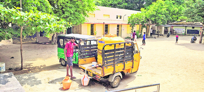మద్యం వ్యాన్‌ బోల్తా..
6