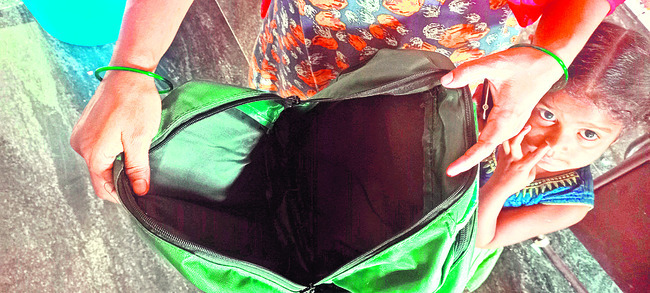 మద్యం వ్యాన్‌ బోల్తా..
8