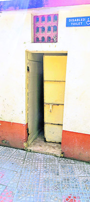 మద్యం వ్యాన్‌ బోల్తా..
11