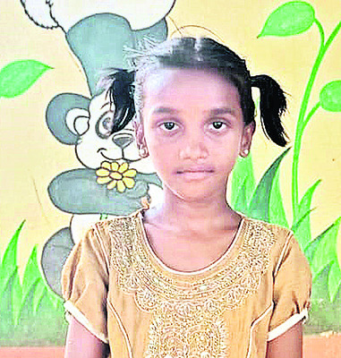 మద్యం వ్యాన్‌ బోల్తా..
13