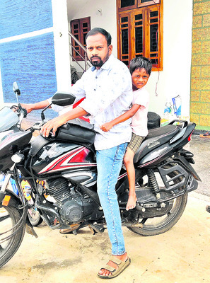 ఆదర్శం ఈ ఉపాధ్యాయుడు● పనిచేస్తున్న పాఠశాలలోనే కుమారుడ1
