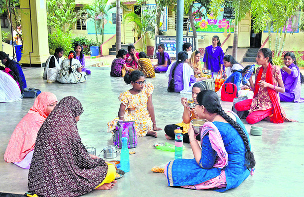 అగచాట్ల ఆహ్వానం1