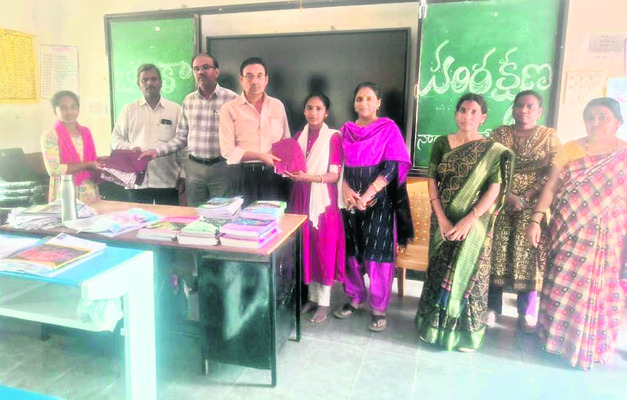 తొలిరోజు హాజరు అంతంతే.. 1