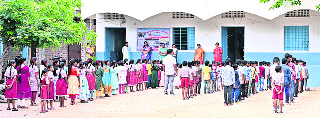 మోగిన బడిగంట1