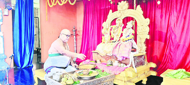 స్వర్ణకవచ ధారణలో రామయ్య1