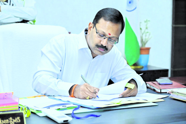 బాధ్యతలు స్వీకరించిన కొత్త కలెక్టర్ 1